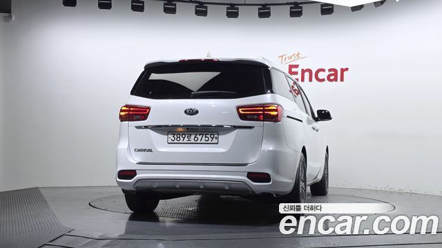 Kia Carnival 9-Seater Luxury 2019 — фото 4