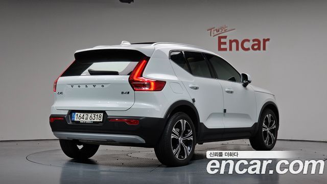 Volvo XC40 B4 Inscription 2022 — фото 2