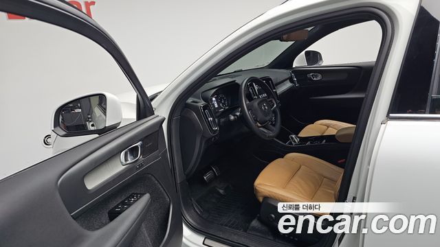 Volvo XC40 B4 Inscription 2022 — фото 10