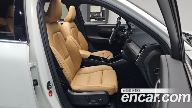 Volvo XC40 B4 Inscription 2022 — фото 15