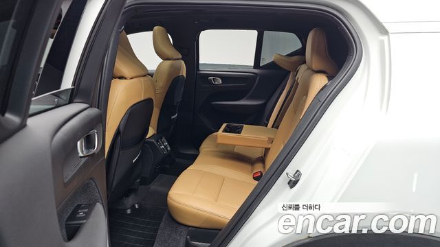 Volvo XC40 B4 Inscription 2022 — фото 16