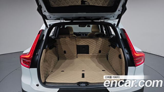 Volvo XC40 B4 Inscription 2022 — фото 24