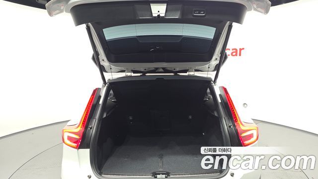 Volvo XC40 B4 Ultimate Bright 2024 — фото 35
