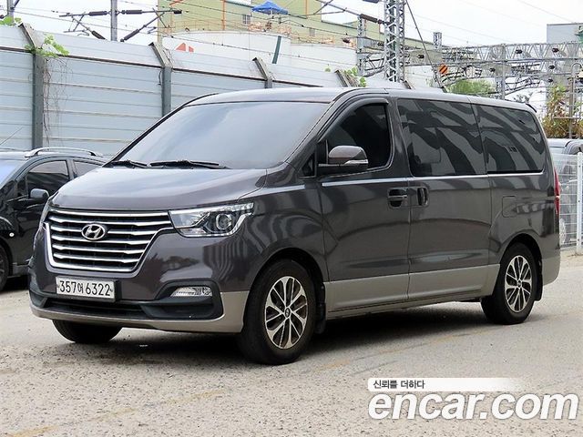 Hyundai Grand Starex Urban 9-Seater Exclusive 2020 — фото 1