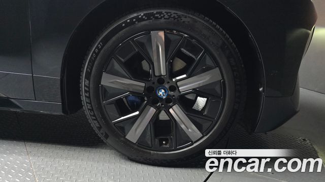 BMW iX xDrive50 Sports Plus 2023 — фото 27