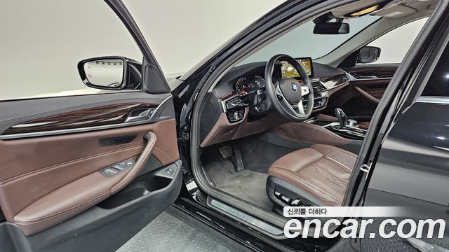 BMW 5 Series (G30) 523d Luxury 2023 — фото 10