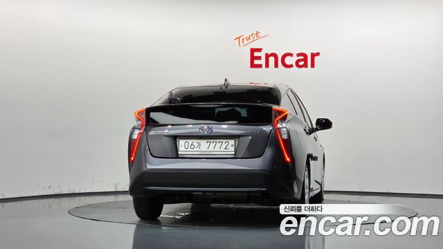 Toyota Prius (IV) 1.8 E 2017 — фото 4