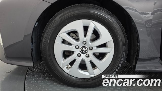 Toyota Prius (IV) 1.8 E 2017 — фото 5