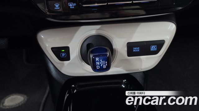 Toyota Prius (IV) 1.8 E 2017 — фото 9