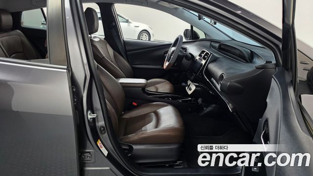 Toyota Prius (IV) 1.8 E 2017 — фото 11