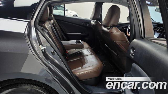 Toyota Prius (IV) 1.8 E 2017 — фото 12