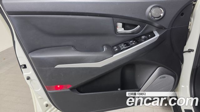 KG Mobility (SsangYong) Korando C 2.0 CVT 2WD Deluxe 2015 — фото 24