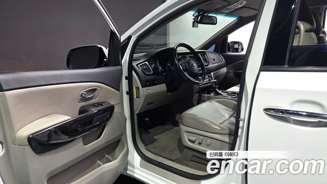 Kia Carnival 9-Seater Prstige 2019 — фото 10