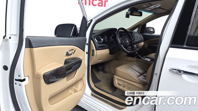 Kia Carnival 9-Seater Hi-Limousine Noblesse Special 2019 — фото 10