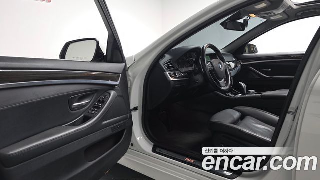 BMW 5 Series (F10) 528i Luxury Plus 2015 — фото 10