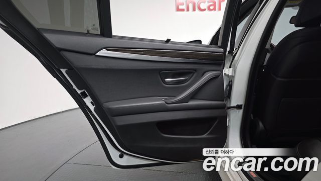 BMW 5 Series (F10) 528i Luxury Plus 2015 — фото 31