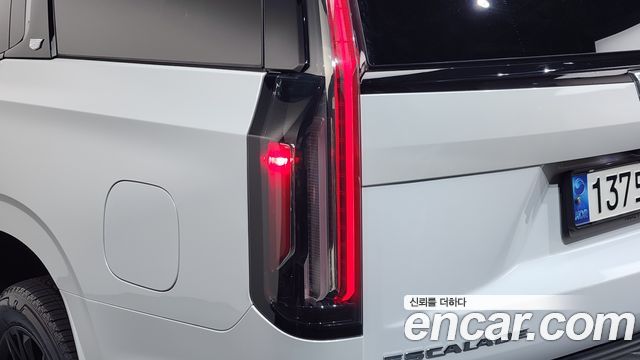 Cadillac Escalade (V) 6.2 Sports Platinum 2022 — фото 23