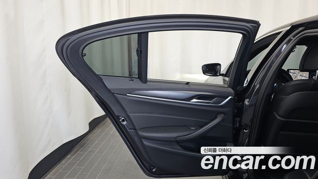 BMW 5 Series (G30) 523d M Sport 2023 — фото 25