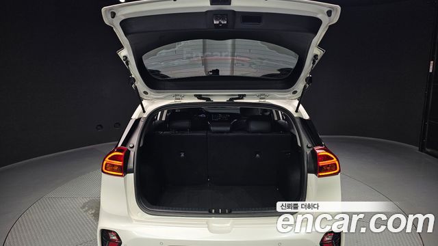 Kia Niro 1.6 HEV Prestige 2020 — фото 20