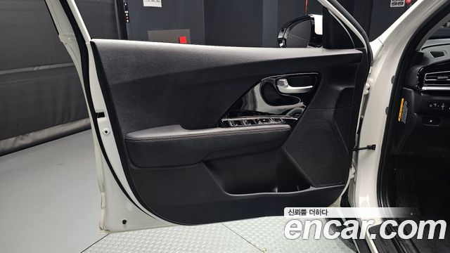 Kia Niro 1.6 HEV Prestige 2020 — фото 24