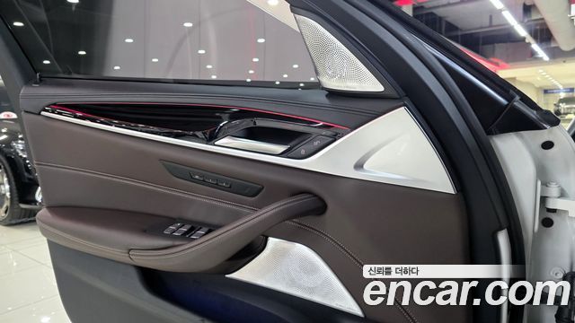 BMW 5 Series (G30) M550i xDrive 2023 — фото 20