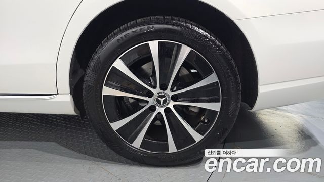Mercedes-Benz E-Class (W213) E300e 4MATIC Exclusive 2021 — фото 21