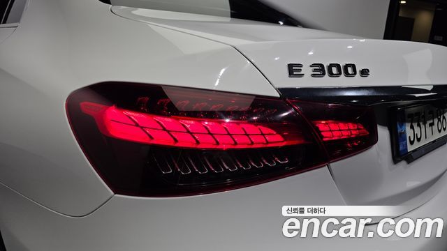 Mercedes-Benz E-Class (W213) E300e 4MATIC Exclusive 2021 — фото 23