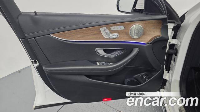 Mercedes-Benz E-Class (W213) E300e 4MATIC Exclusive 2021 — фото 24