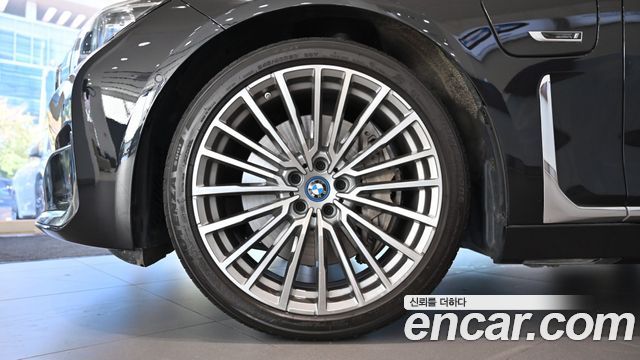 BMW 7 Series (G11) 745Le iPerformance Design Pure Excellence 2022 — фото 5