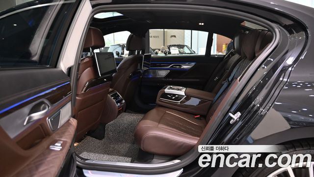 BMW 7 Series (G11) 745Le iPerformance Design Pure Excellence 2022 — фото 16
