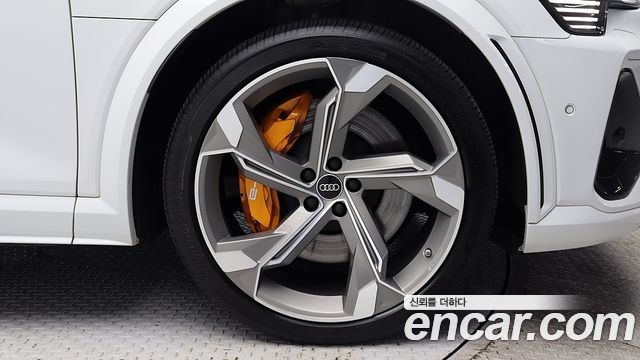 Audi e-tron S Sportback 2023 — фото 18