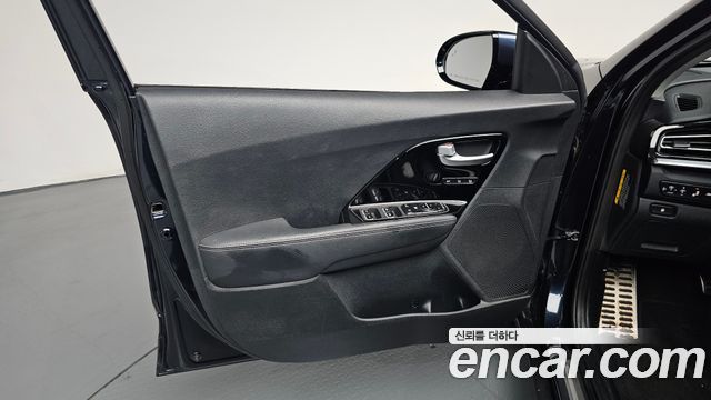 Kia Niro 1.6 HEV Noblesse Special 2020 — фото 24