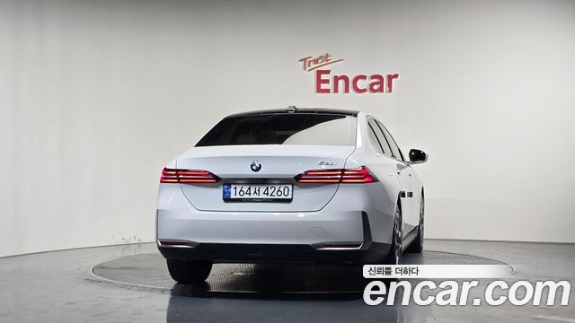 BMW 5 Series (G60) 520i 2024 — фото 4