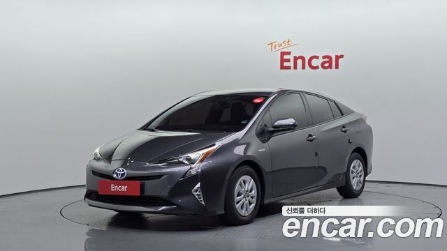 Toyota Prius (IV) 1.8 E 2018 — фото 1