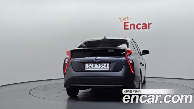 Toyota Prius (IV) 1.8 E 2018 — фото 4