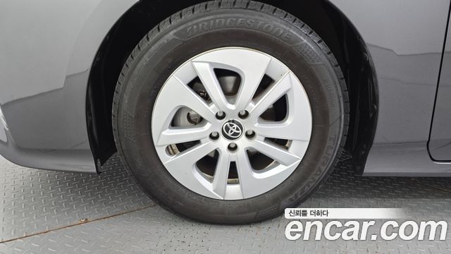 Toyota Prius (IV) 1.8 E 2018 — фото 5