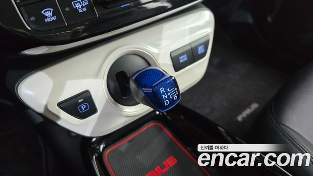 Toyota Prius (IV) 1.8 E 2018 — фото 9