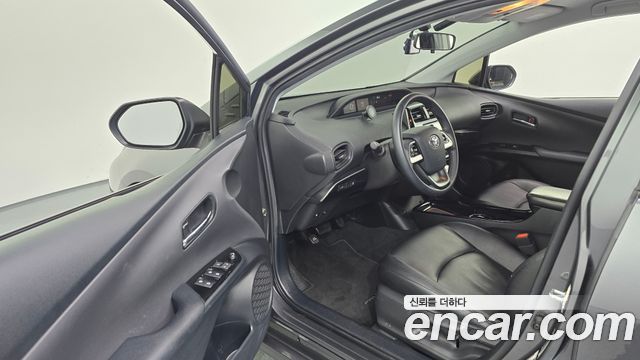 Toyota Prius (IV) 1.8 E 2018 — фото 10