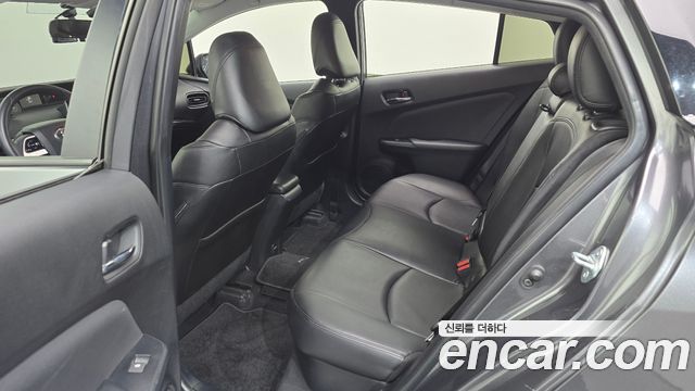 Toyota Prius (IV) 1.8 E 2018 — фото 11