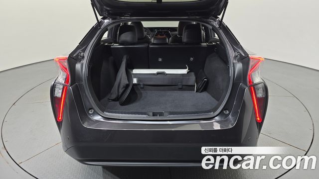 Toyota Prius (IV) 1.8 E 2018 — фото 16