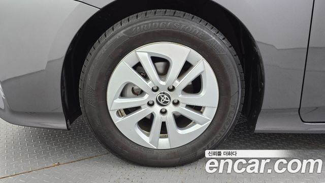 Toyota Prius (IV) 1.8 E 2018 — фото 21