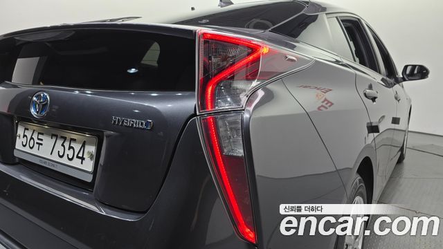 Toyota Prius (IV) 1.8 E 2018 — фото 23