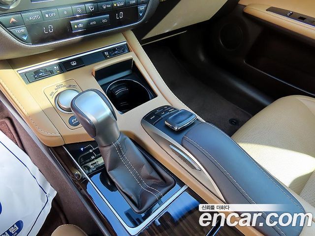 Lexus ES300h Supreme XV60 2017 — фото 10