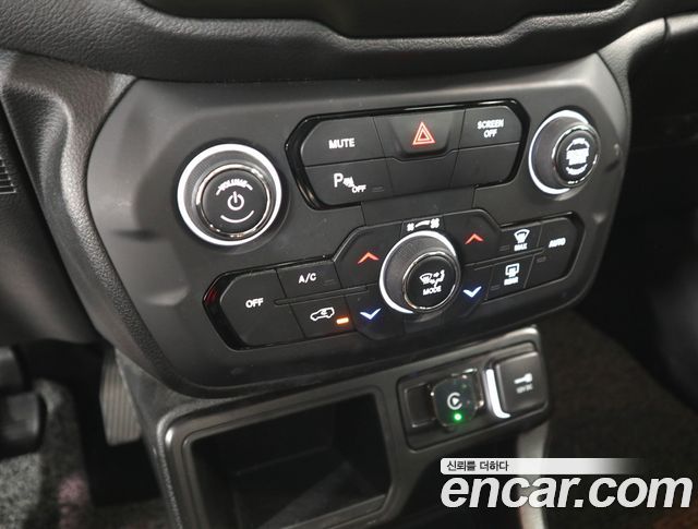 Jeep Renegade 1.3 Limited 2022 — фото 17