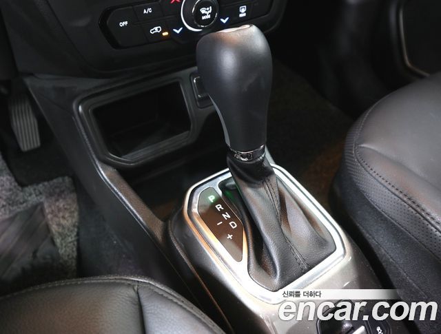 Jeep Renegade 1.3 Limited 2022 — фото 18