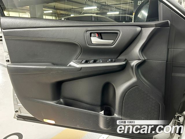 Toyota Camry 2.5 XLE 2015 — фото 15