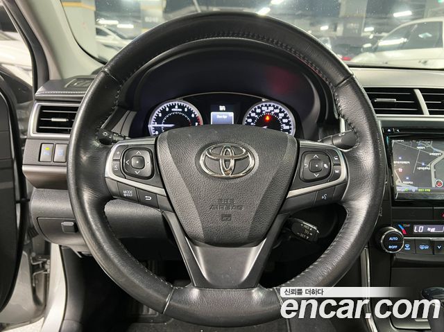 Toyota Camry 2.5 XLE 2015 — фото 19