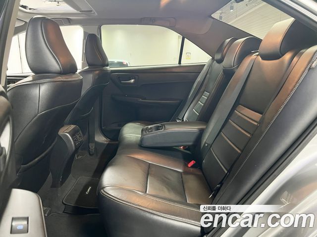 Toyota Camry 2.5 XLE 2015 — фото 21