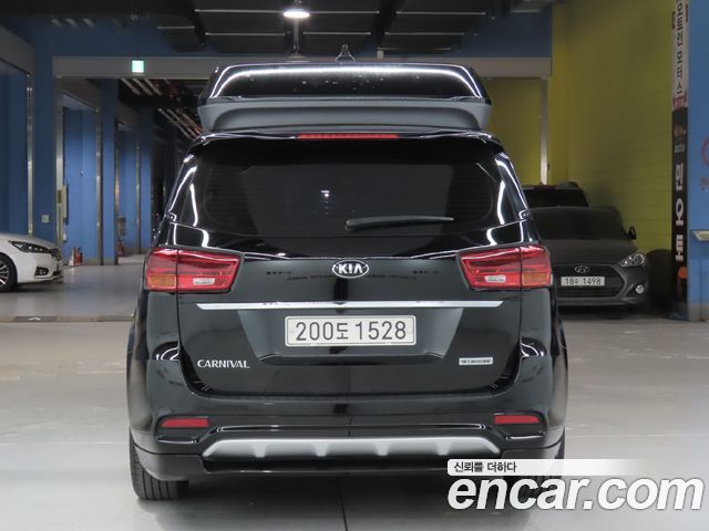 Kia Carnival 9-Seater Hi-Limousine Luxury 2019 — фото 3