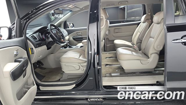 Kia Carnival 9-Seater Luxury 2020 — фото 12